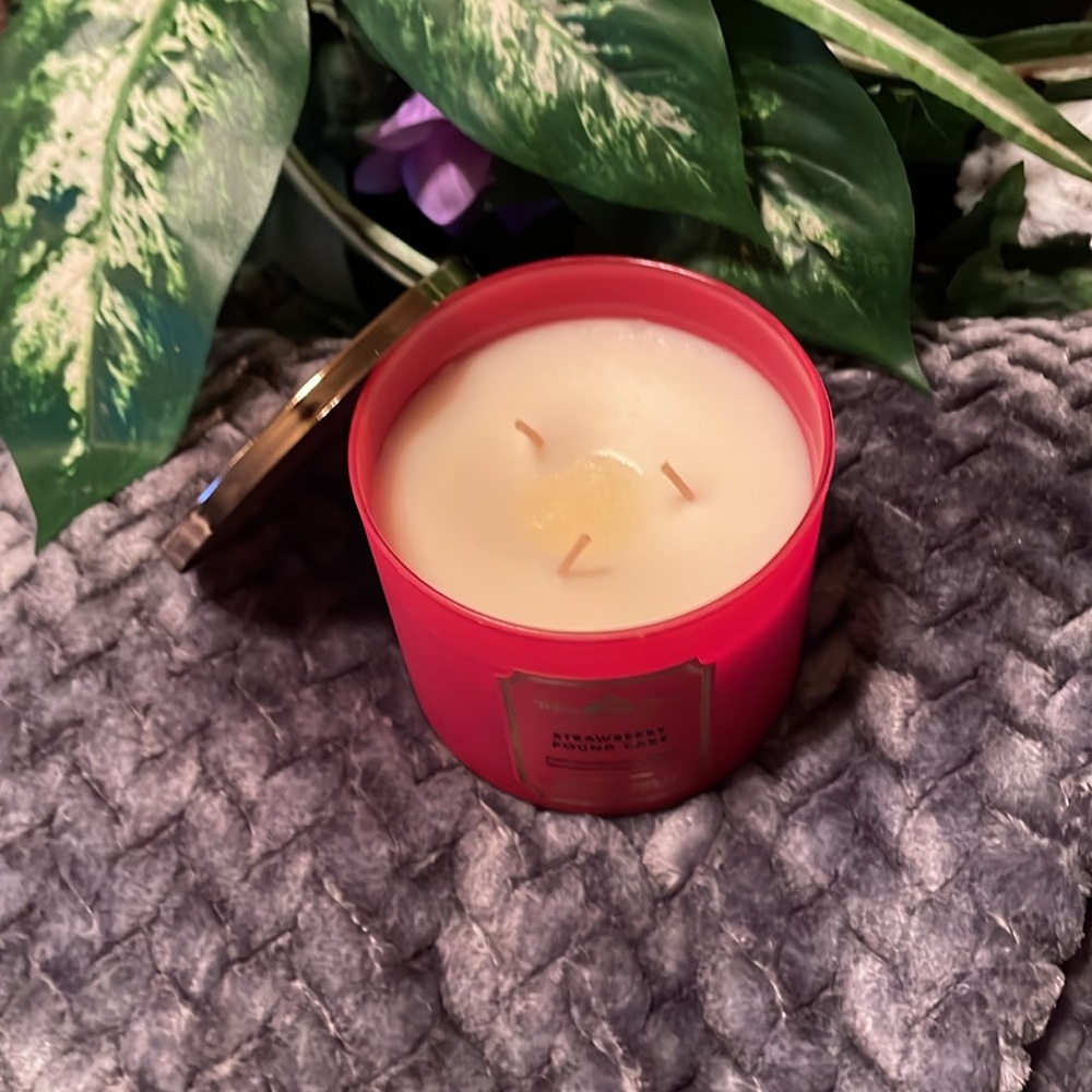 New Bath & Body GIFTABLE~STRAWBERRY 🍓POUND CAKE 3 Wick Clean Burning Candle Hmmm